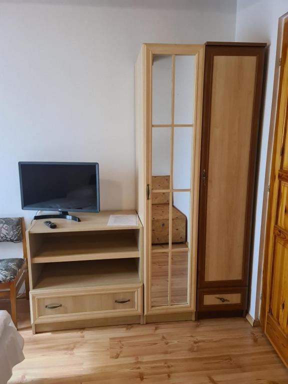 Televízia a/alebo spoločenská miestnosť v ubytovaní Mediterrán Apartman és Vendégház