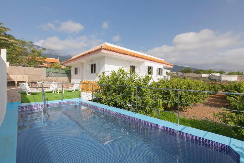 Arafo的住宿－clemente house,private pool，房屋前的游泳池