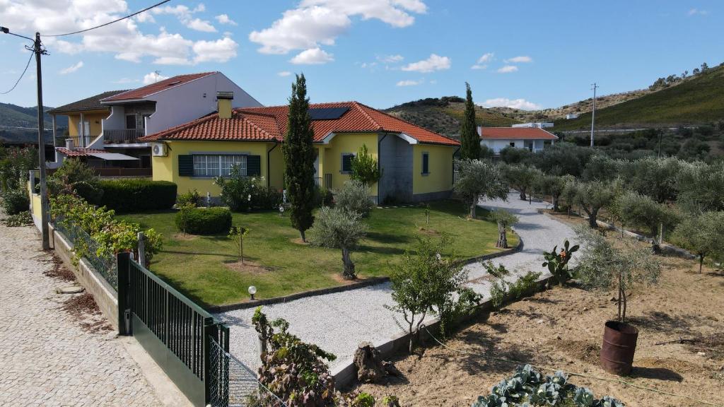 una casa con jardín y valla en Alojamento Poço do Barro, en Lodões