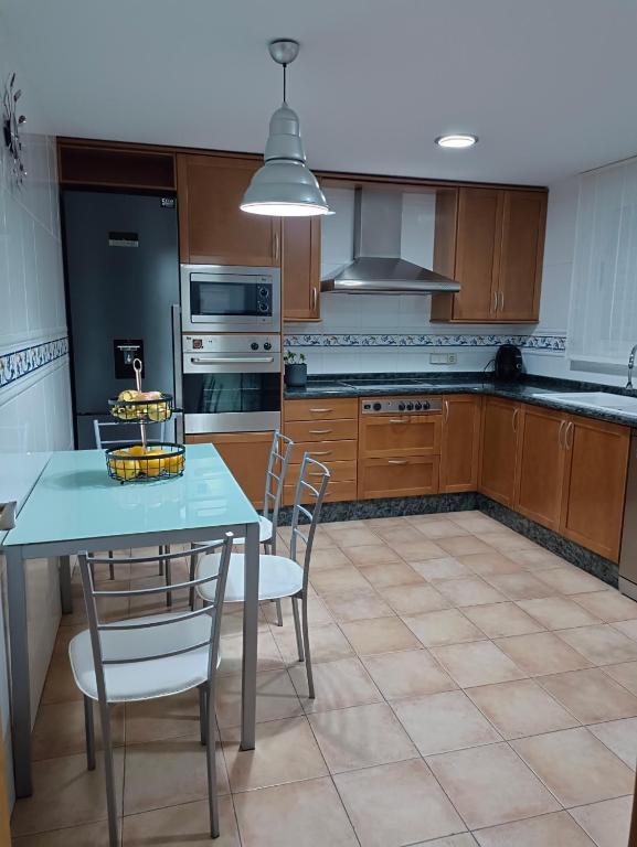 A kitchen or kitchenette at Acogedora y confortable casa familiar en L'Olleria