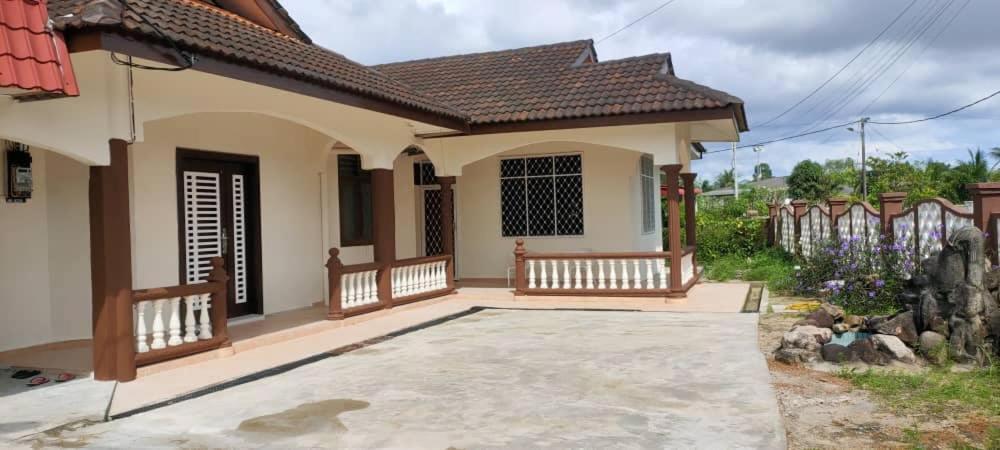 una pequeña casa con un patio enfrente en RZ Homestay en Kuala Terengganu