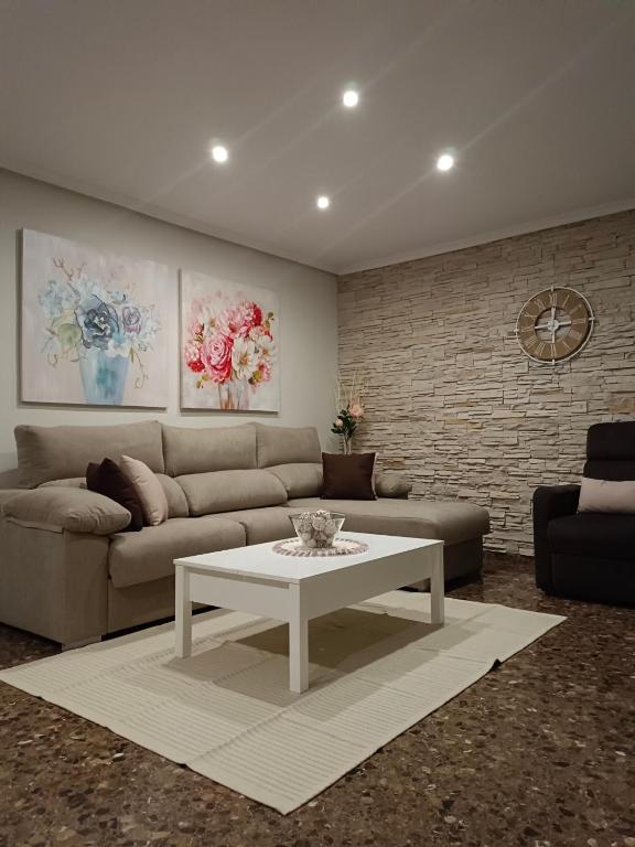 A seating area at Acogedora y confortable casa familiar en L'Olleria