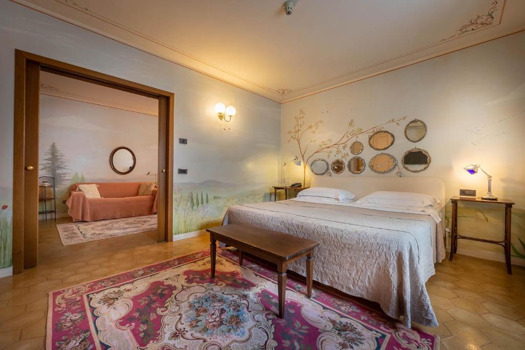 Postel nebo postele na pokoji v ubytování Hotel San Luca