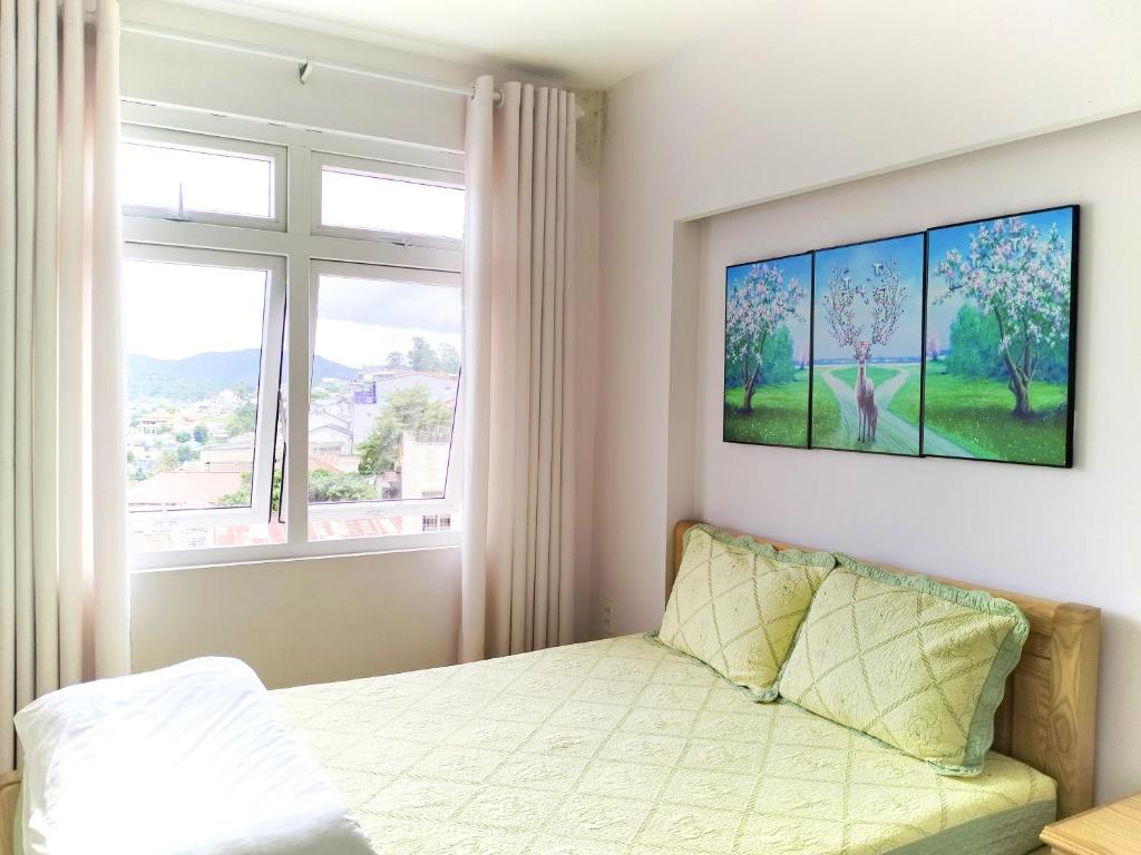 Postel nebo postele na pokoji v ubytování Daisy Dalat House