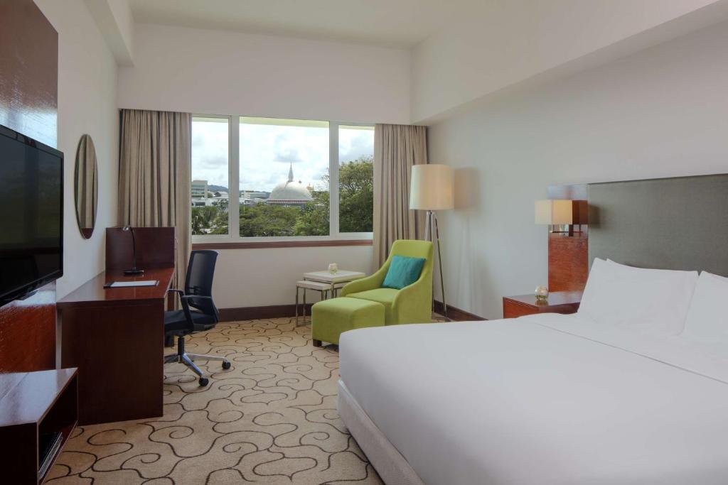 Postel nebo postele na pokoji v ubytování Radisson Hotel Brunei Darussalam