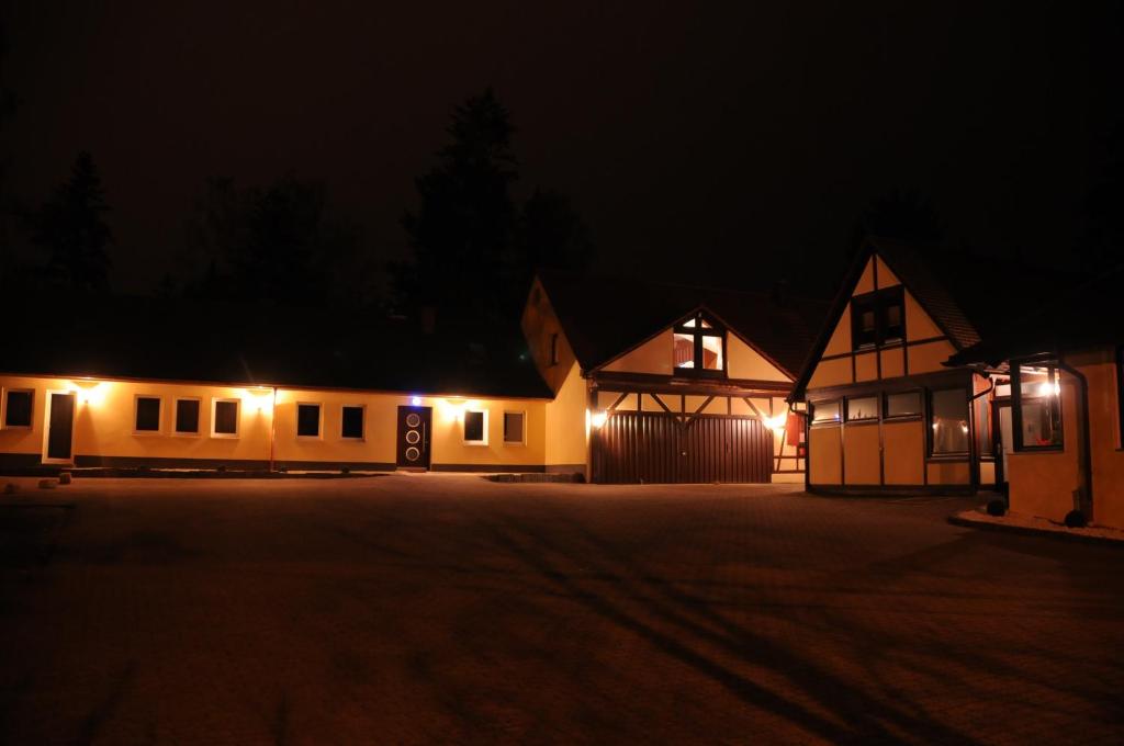 een groep huizen 's nachts met lichten aan bij Seeland Lodge in Hilpoltstein