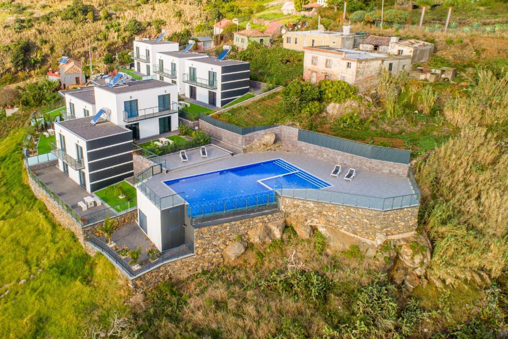 Bazén v ubytování OurMadeira - Sunset Cliff Villas, contemporary nebo v jeho okolí
