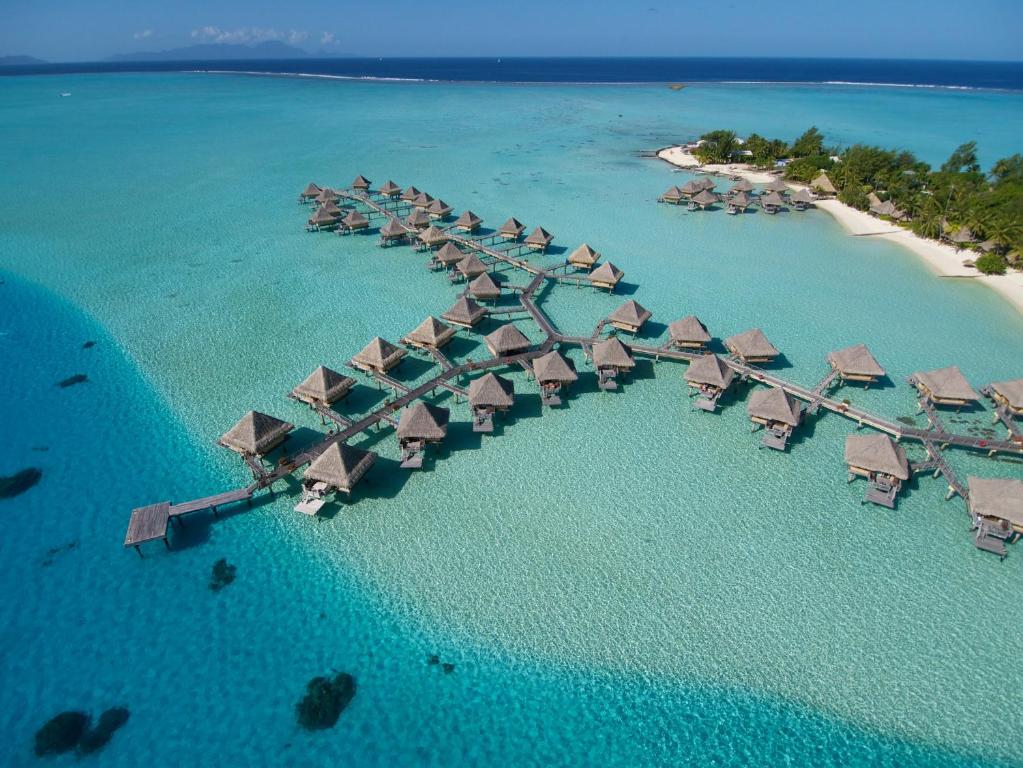 una vista aérea de un complejo en el océano en InterContinental Bora Bora Le Moana Resort, an IHG Hotel, en Bora Bora