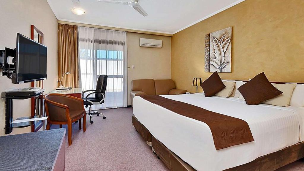 Habitación de hotel con cama grande y escritorio. en Comfort Inn Whyalla, en Whyalla