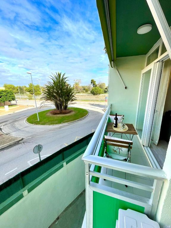 A balcony or terrace at GATU Villa Sol, junto a la playa , piscina, 2 baños, aire cc, terraza, " Preferente mayores de 21 años y familias "