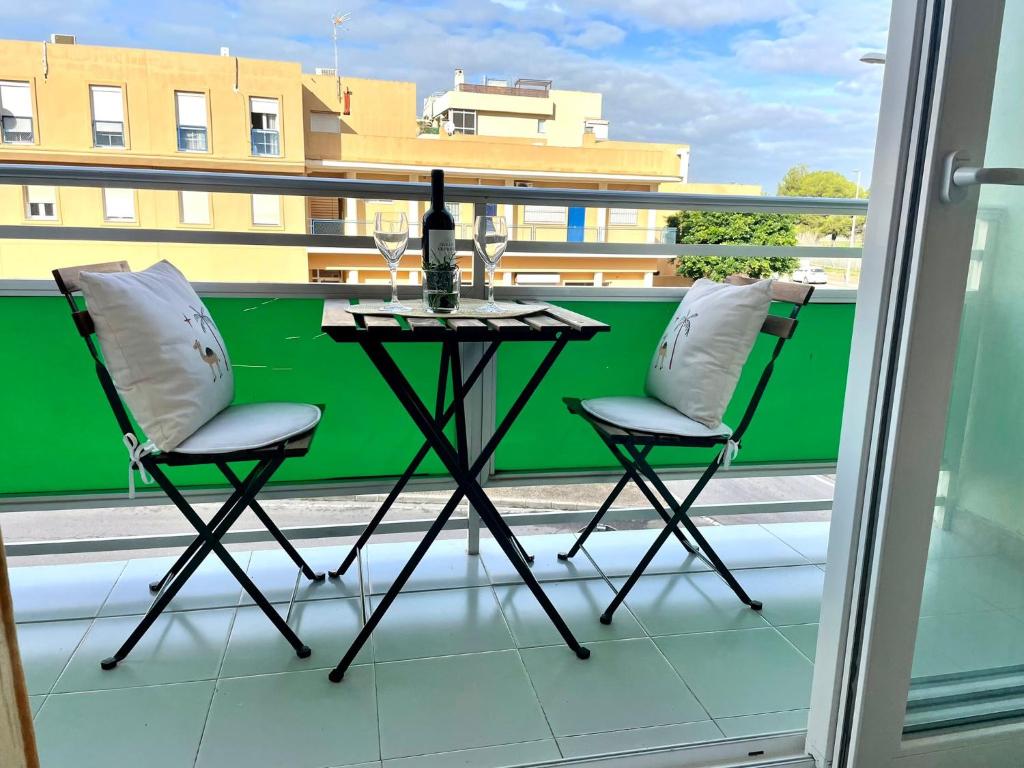 A balcony or terrace at GATU Villa Sol, junto a la playa , piscina, 2 baños, aire cc, terraza, " Preferente mayores de 21 años y familias "