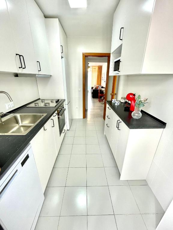 A kitchen or kitchenette at GATU Villa Sol, junto a la playa , piscina, 2 baños, aire cc, terraza, " Preferente mayores de 21 años y familias "