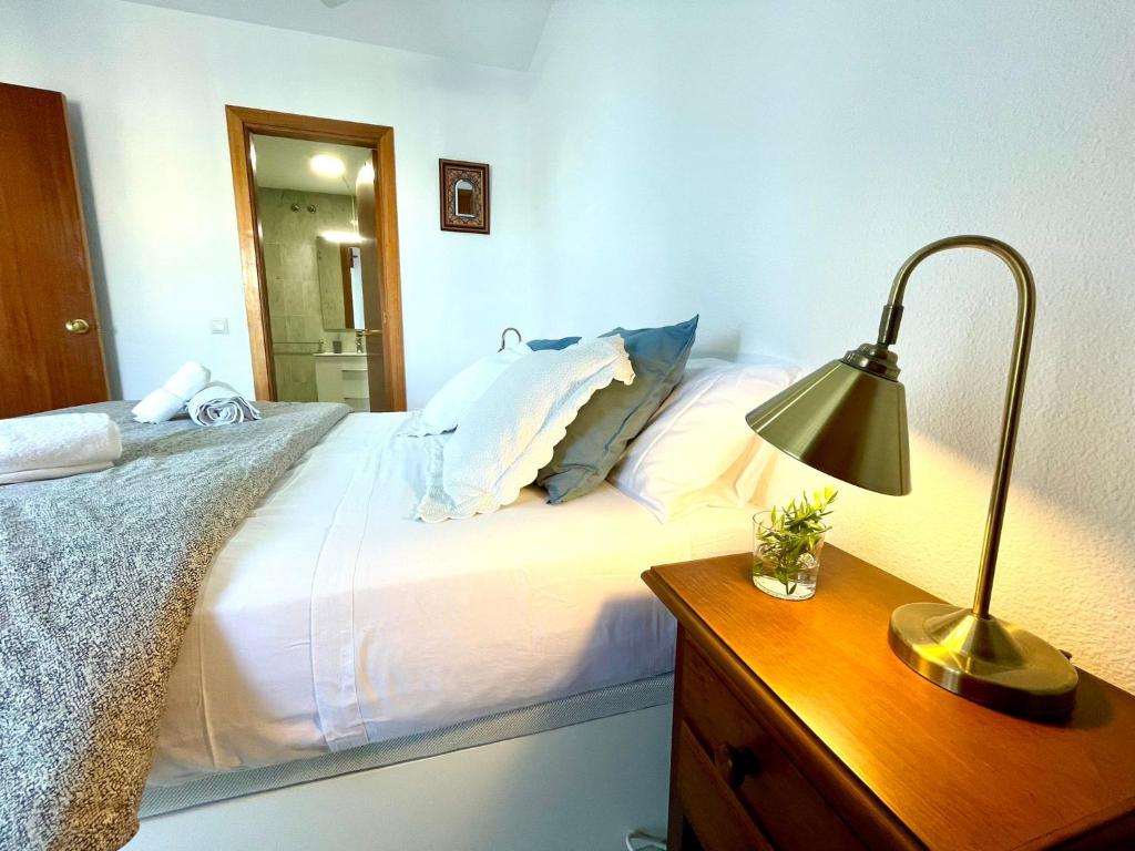 A bed or beds in a room at GATU Villa Sol, junto a la playa , piscina, 2 baños, aire cc, terraza, " Preferente mayores de 25 años y familias "