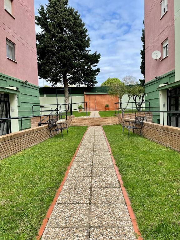 A garden outside GATU Villa Sol, junto a la playa , piscina, 2 baños, aire cc, terraza, " Preferente mayores de 21 años y familias "