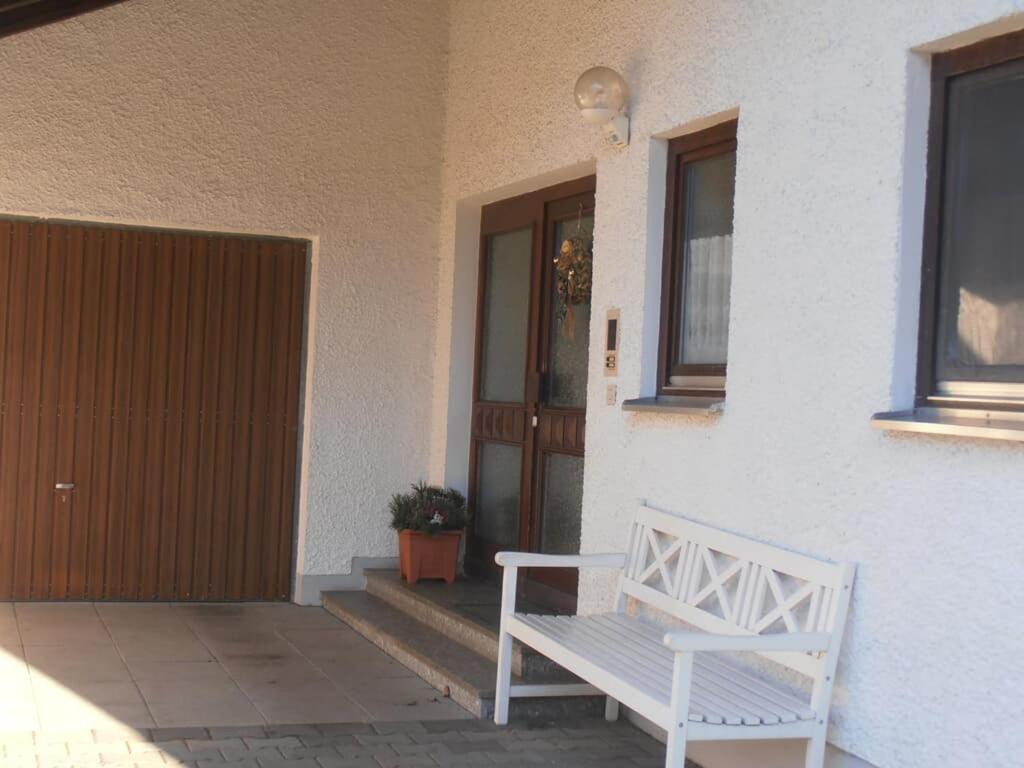 una panchina bianca seduta fuori da una casa di Ferienwohnung Wenzl a Zandt