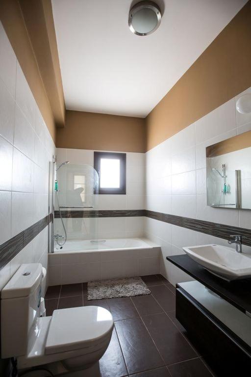 Villa Protaras Deluxe, Fabulous And Luxurious 7Bdr Villa, Close To Fig Tree Bay Beach