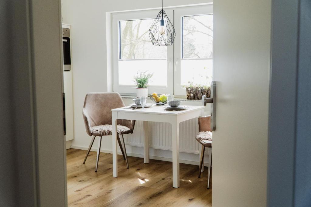 a dining room with a white table and chairs at Wohnen auf Zeit in Weingarten in Weingarten