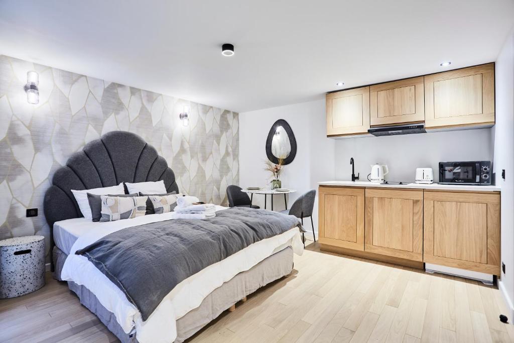 une chambre avec un grand lit et une cuisine dans l'établissement Residence Center of Paris by Studio prestige, à Paris