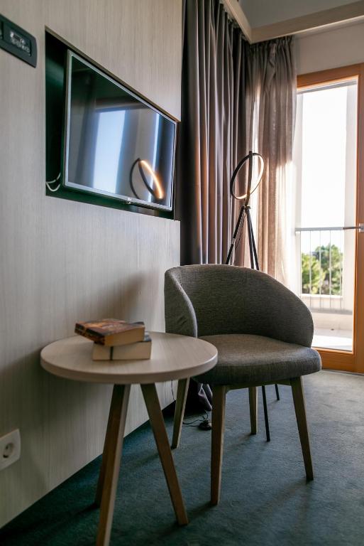 Televízia a/alebo spoločenská miestnosť v ubytovaní Hotel Salona Palace