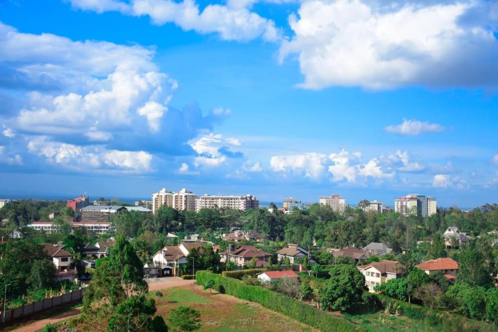 - une vue sur une ville avec des bâtiments et des arbres dans l'établissement Dream View Apartment- opposite Garden City Mall near Safari Park, à Nairobi