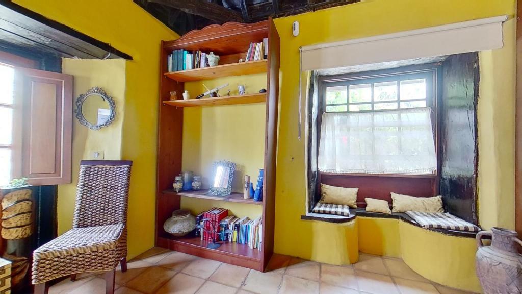 A seating area at Remarkable 4-Bed Villa