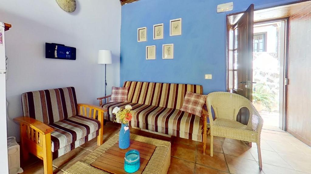 A seating area at Remarkable 4-Bed Villa