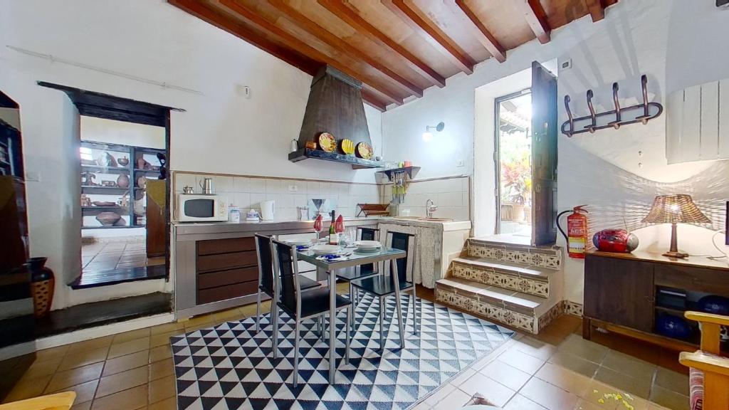 A kitchen or kitchenette at Remarkable 4-Bed Villa