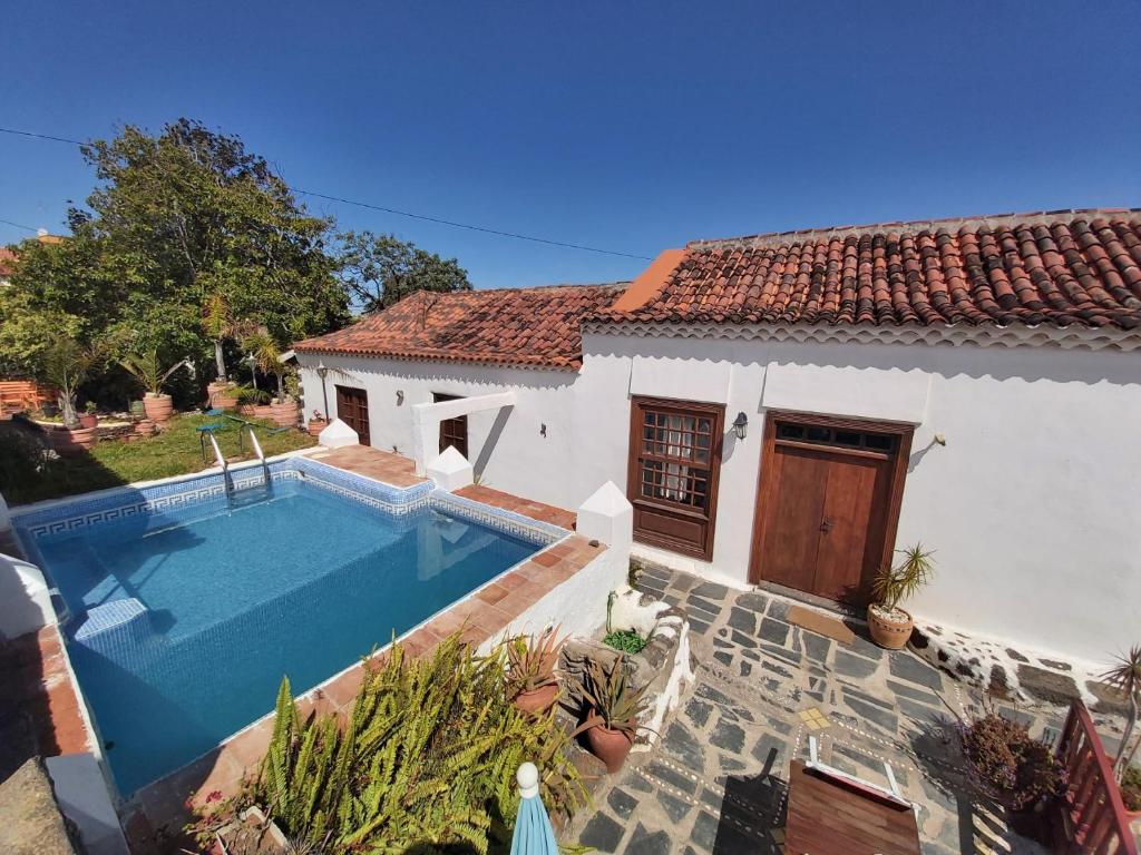 The swimming pool at or close to Remarkable 4-Bed Villa
