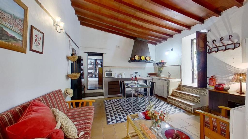A kitchen or kitchenette at Remarkable 4-Bed Villa