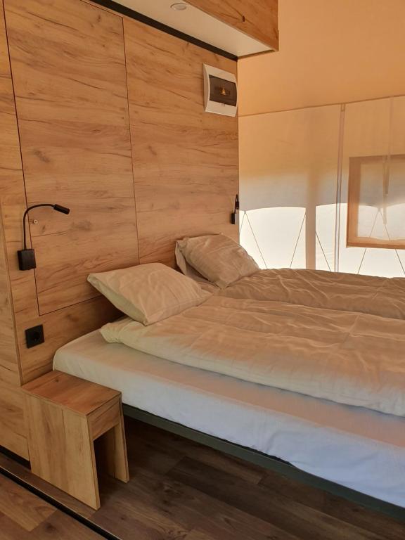 Postel nebo postele na pokoji v ubytování KustCamp Gamleby