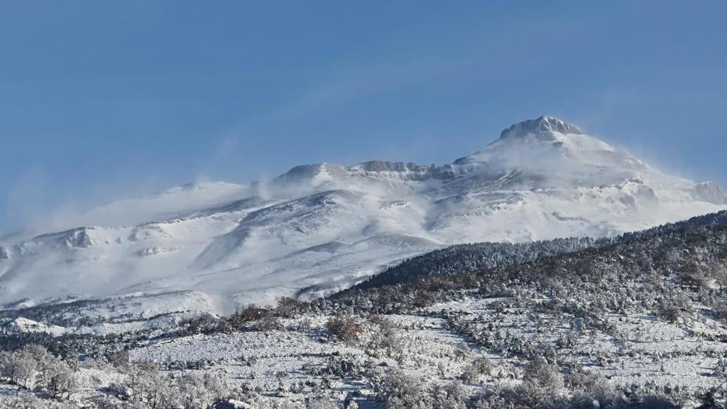 una montagna coperta di neve con una città di VUT-HU-22-247 Fabuloso Apartamento con vistas a la montaña El Abedul Luga 23 Castiello de Jaca a Castiello de Jaca