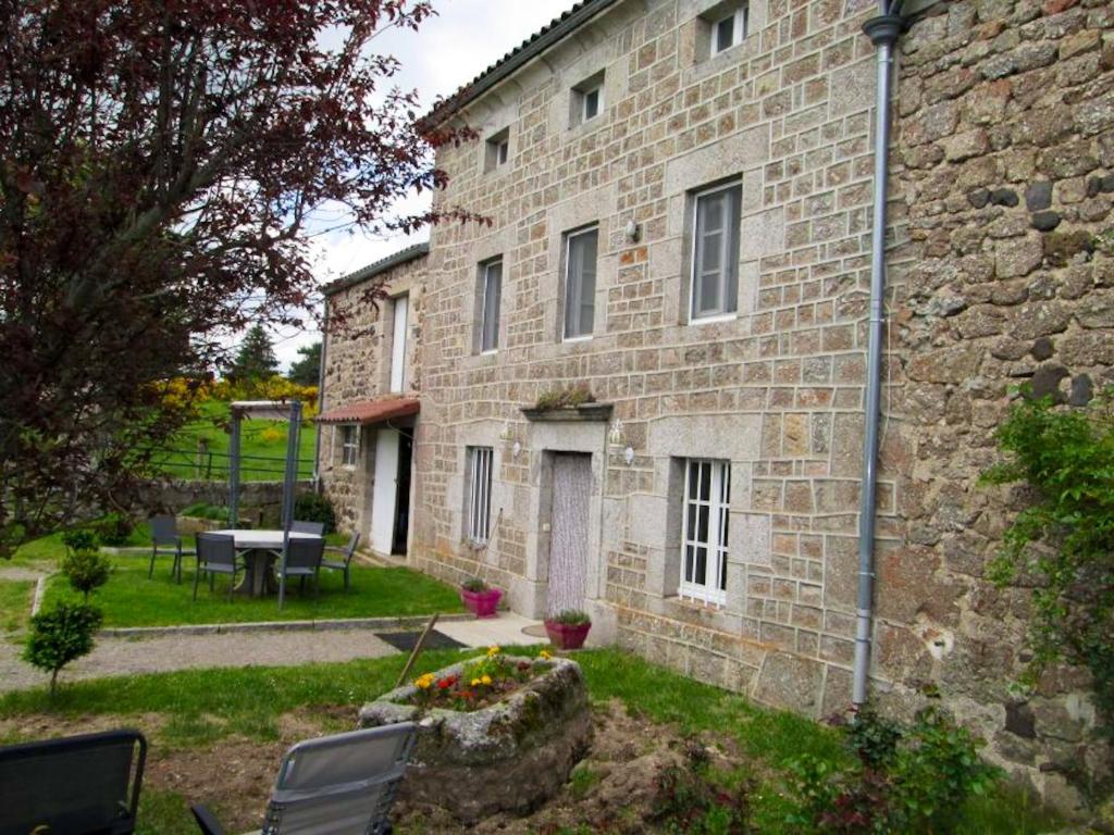 Vonkajšia záhrada v ubytovaní Maison charmante à Cubelles avec vue sur la montagne
