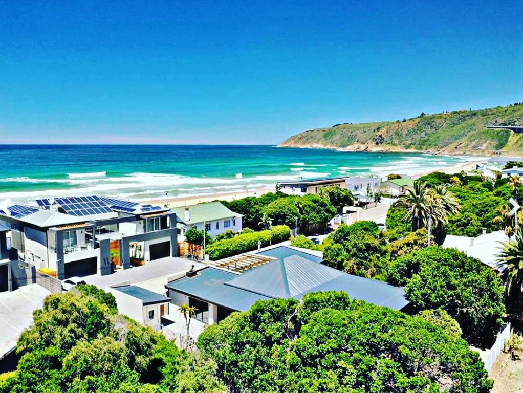 una vista aérea de una playa con casas y el océano en Sea you on Sands, en Wilderness