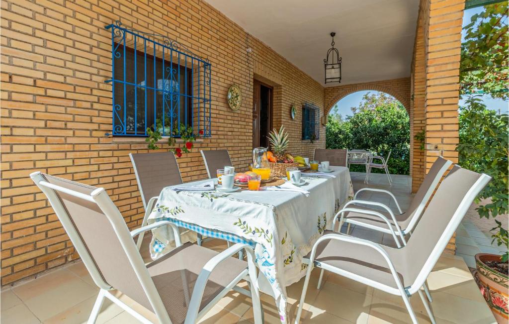 Patio nebo venkovní prostory v ubytování Amazing Home In Casariche With Wifi