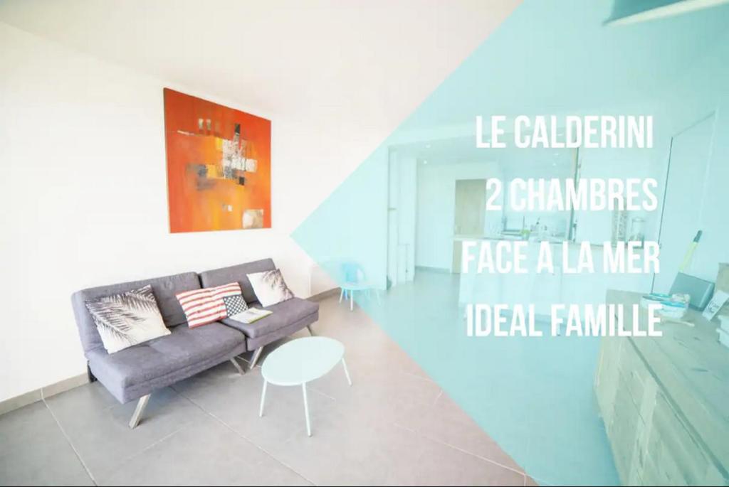 un salon avec un canapé et une table dans l'établissement LE CALDERINI APPART - Face PLAGE WIFI et PARK Gratuit CALME - Résid Le Surcouf -TOP PROS SERVICESConciergerie La Grande Motte, à La Grande Motte