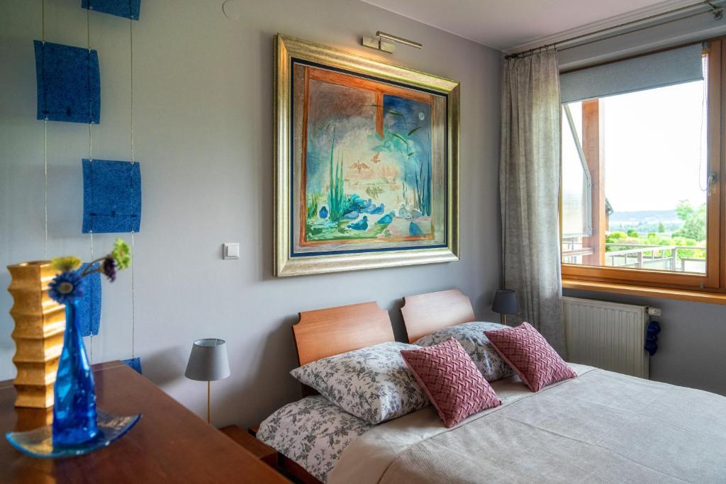 ein Schlafzimmer mit einem Bett und einem Wandgemälde in der Unterkunft Viva Maria Apartament in Zakopane