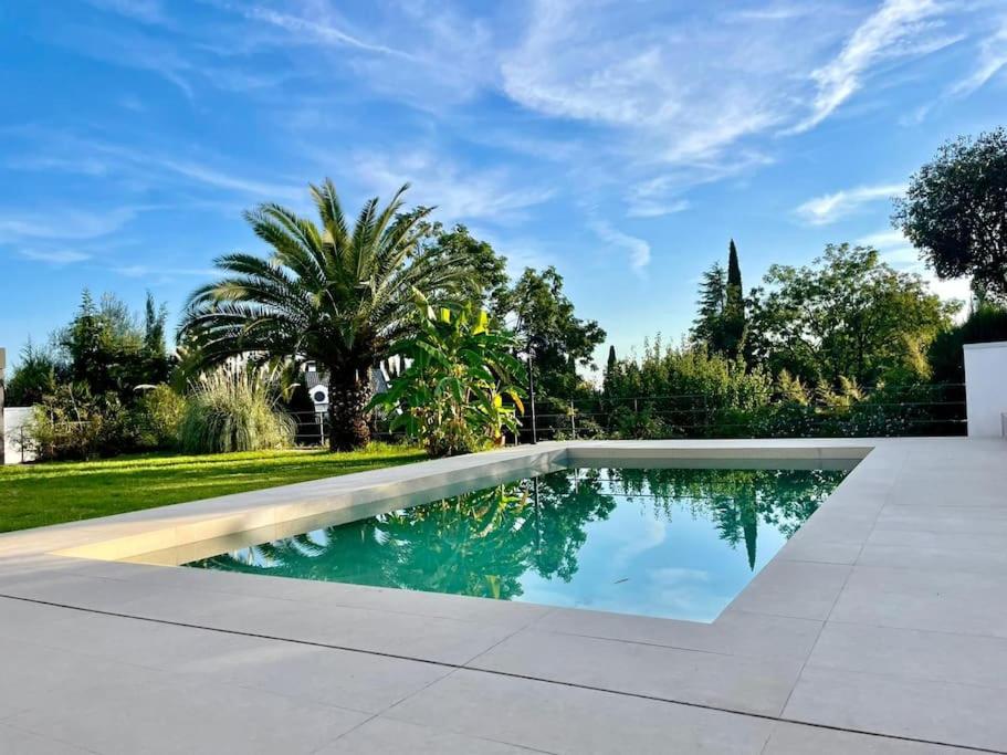 una piscina en medio de un patio en Apartamento con jardín y piscina en Córdoba, en Córdoba