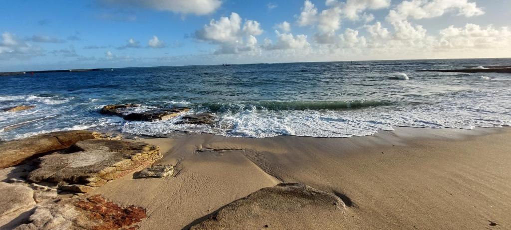 una playa con el océano y las olas en Cap Marine 8, en Le Guilvinec
