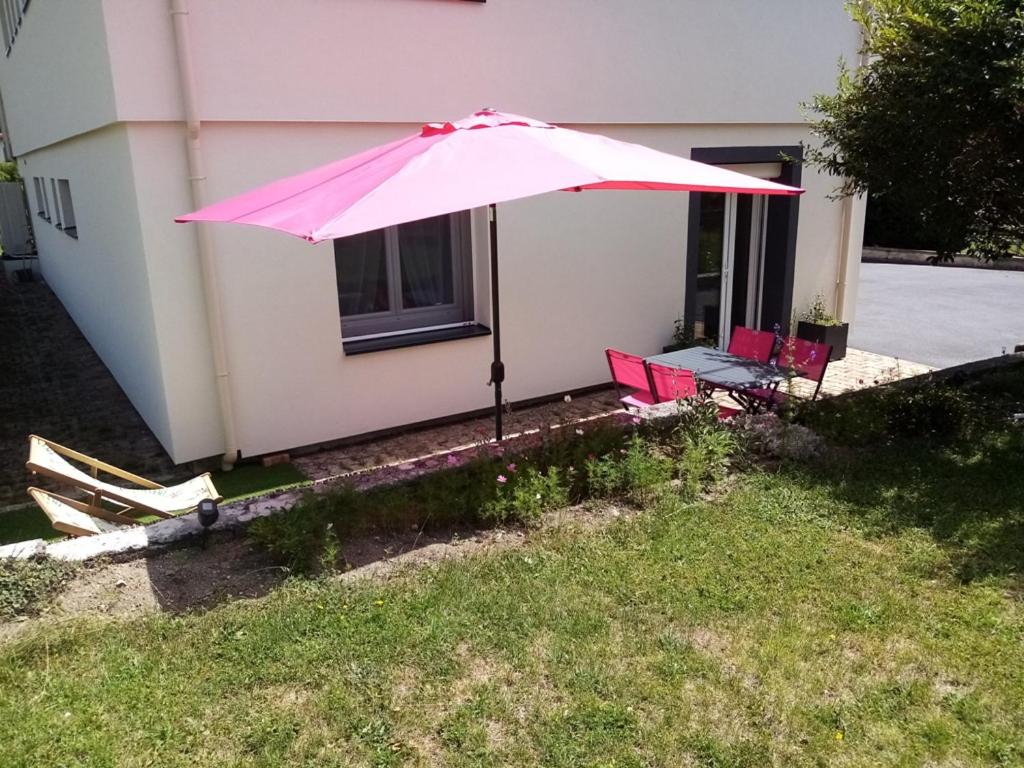 Vonkajšia záhrada v ubytovaní Gîte "Le temps d'une pause" terrasse et piscine