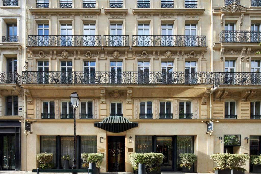 un edificio con balcón en la parte superior en Maison Albar - Le Pont-Neuf, en París