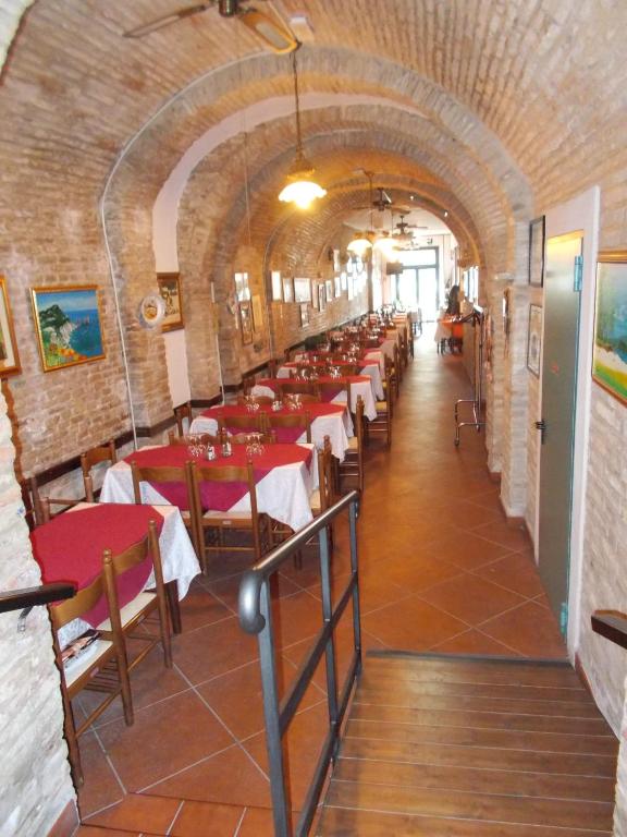 A restaurant or other place to eat at Pensione Delfino Azzurro