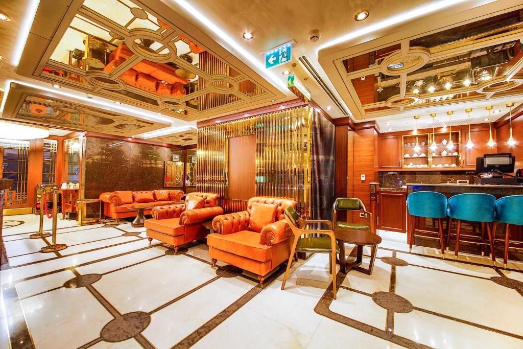 A seating area at MANORS HOTEL
