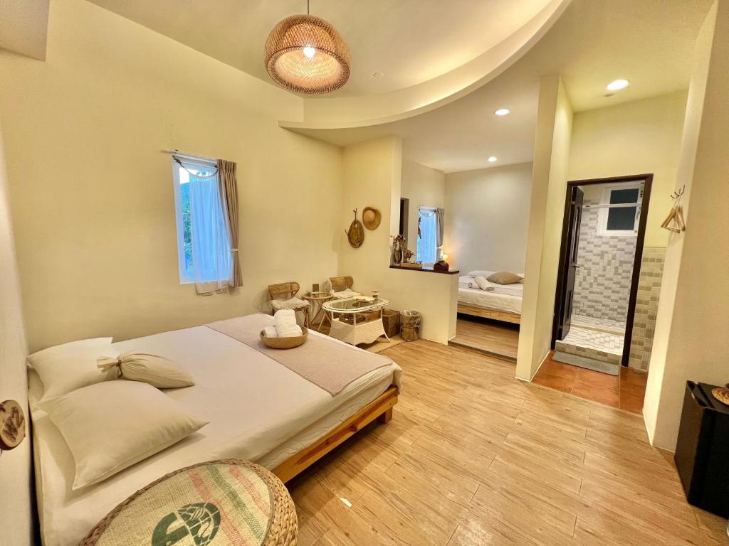 a bedroom with a large bed in a room at W24墾丁民宿墾丁大街一館bnb in Kenting