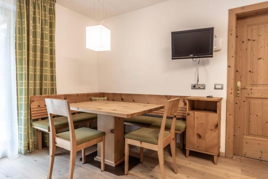 Televízia a/alebo spoločenská miestnosť v ubytovaní Le Table A