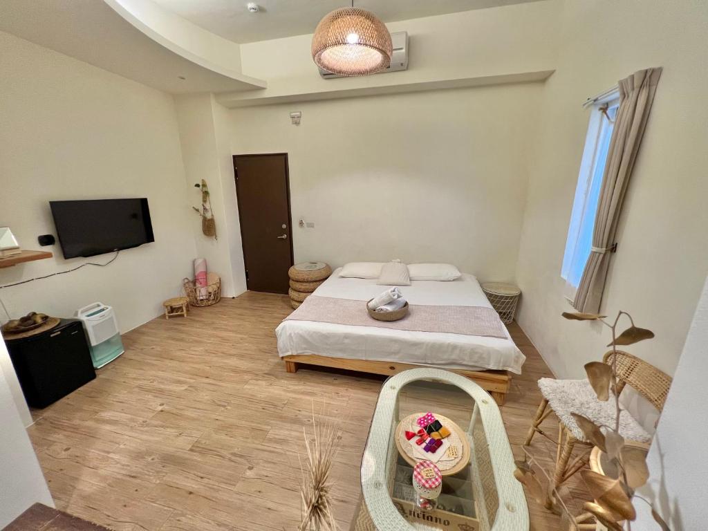 a bedroom with a bed and a flat screen tv at W24墾丁民宿墾丁大街一館bnb in Kenting
