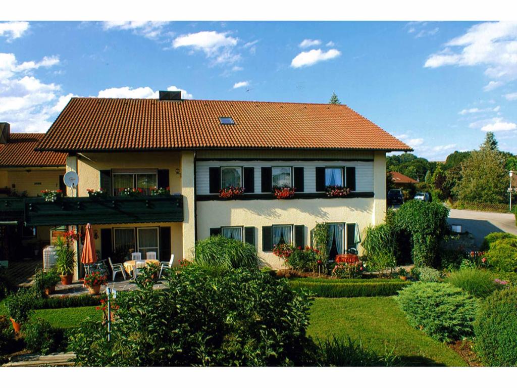 a large house with a yard with a yard at Ferienwohnung Heitzinger in Bad Birnbach