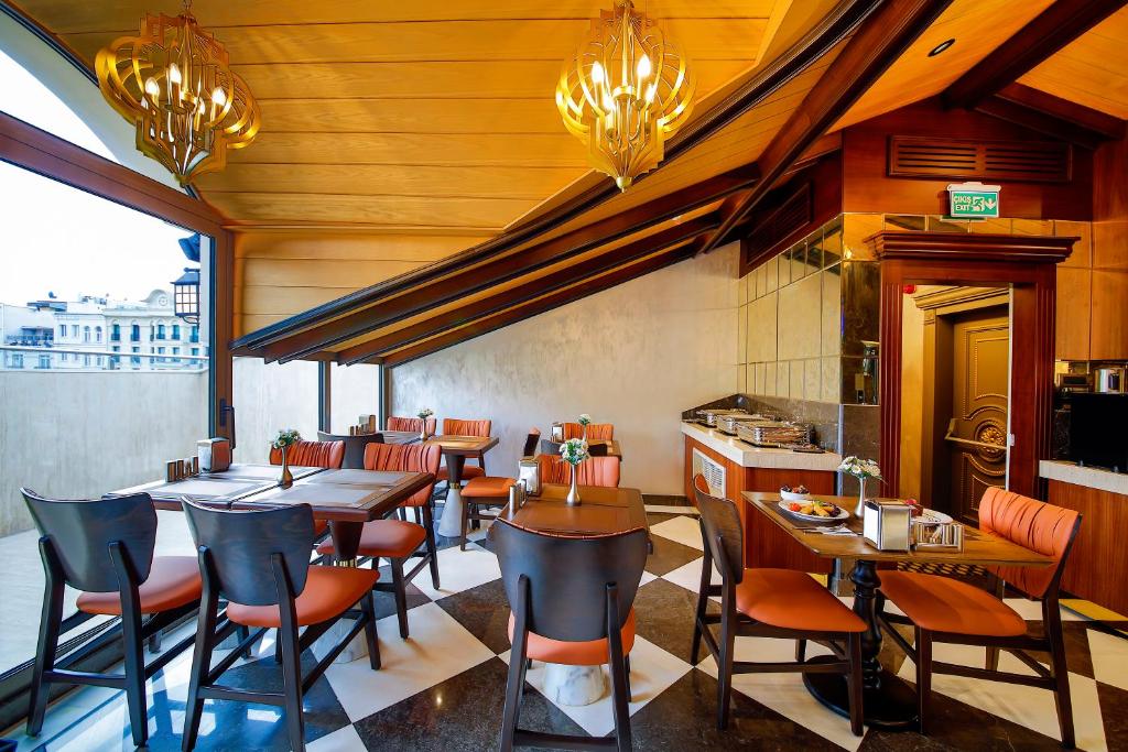 A seating area at MANORS HOTEL