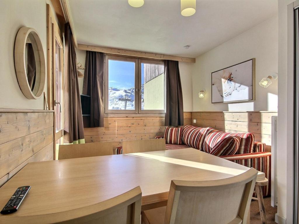 une salle à manger avec une table et un canapé dans l'établissement Studio cabine 4 pers, balcon, proche pistes et commerces - FR-1-455-183, à La Plagne Tarentaise