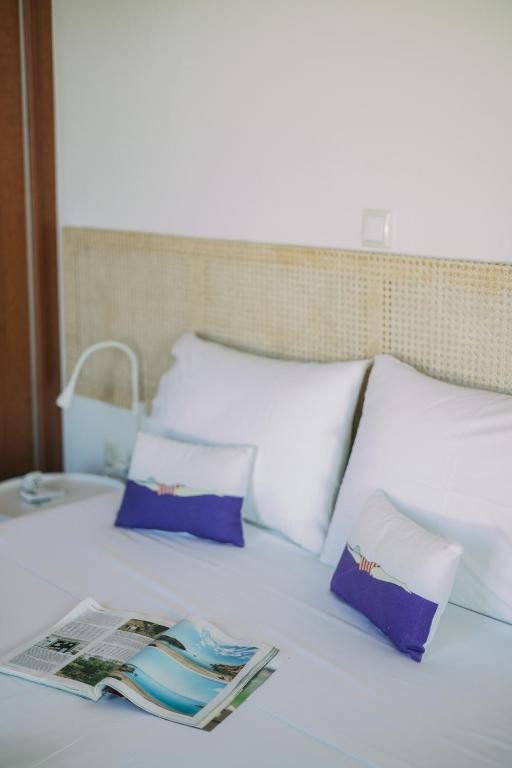 Postel nebo postele na pokoji v ubytování Mikra Bay Vineyard Guesthouses