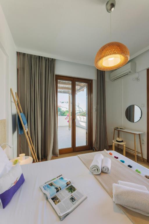 Postel nebo postele na pokoji v ubytování Mikra Bay Vineyard Guesthouses